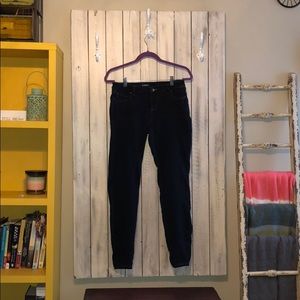 3️⃣ for 4️⃣0️⃣💰D. Jeans size 6